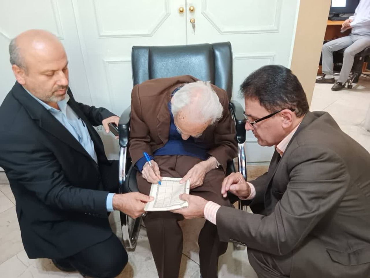 بخشش ملک ۴۰۰ میلیاردی چشم پزشک حاذق ایرانی به نظام سلامت گیلان