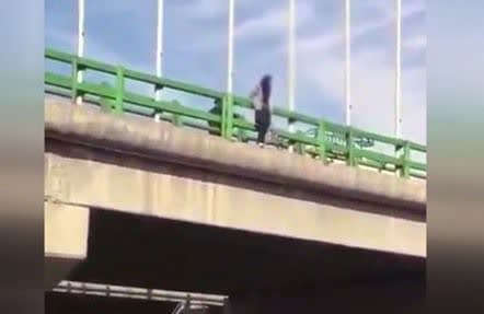  جلوگیری از خودکشی یک زن ۴۰ ساله از روی پل جانبازان رشت