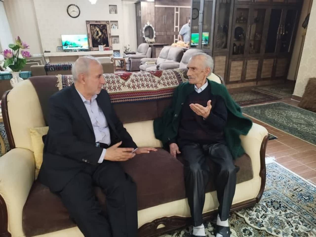 نماینده رشت به دیدار معلم بازنشسته خود رفت