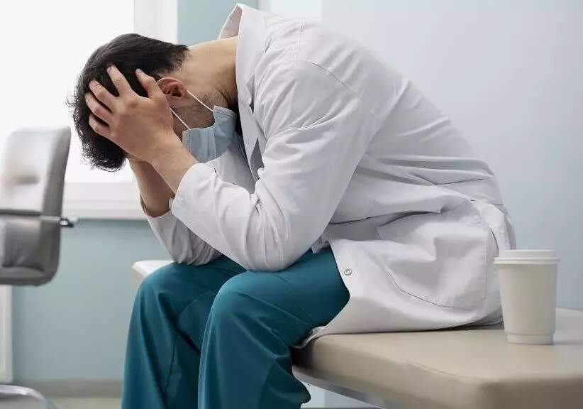 ۱۶ رزیدنت پزشکی در یک سال اخیر خودکشی کردند | ۳۰ درصد دستیاران پزشکی به خودکشی فکر می‌کنند