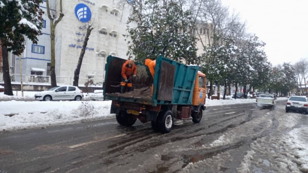 نمک پاشی خیابان ها و معابر اصلی شهری توسط شهرداری رشت