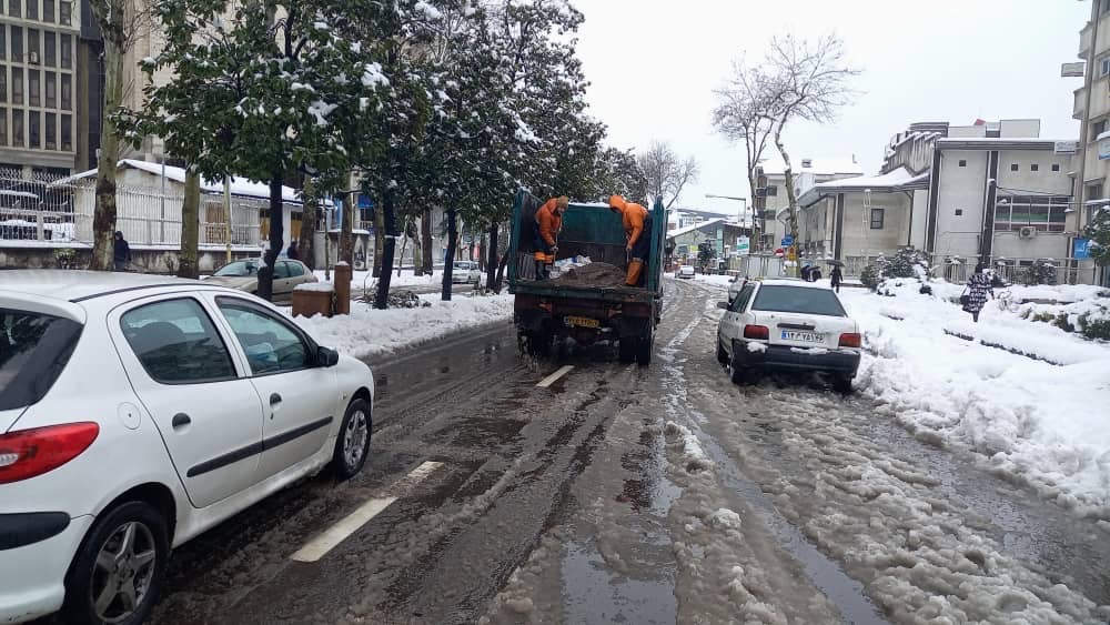 نمک پاشی خیابان ها و معابر اصلی شهری توسط شهرداری رشت