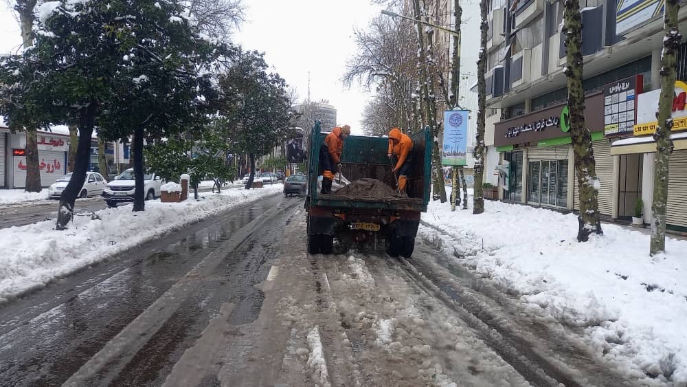 نمک پاشی خیابان ها و معابر اصلی شهری توسط شهرداری رشت