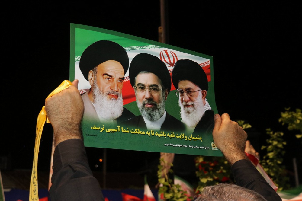 عزاداری جاماندگان تشییع امام شهید از پیاده ‌راه تا گلزار شهدای رشت