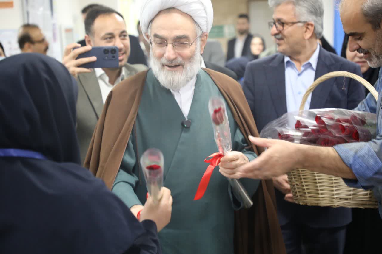 اهدای شاخه گل امام جمعه رشت به پرستاران در بیمارستانهای رازی و دکتر حشمت رشت