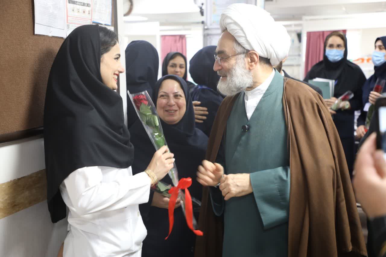 اهدای شاخه گل امام جمعه رشت به پرستاران در بیمارستانهای رازی و دکتر حشمت رشت