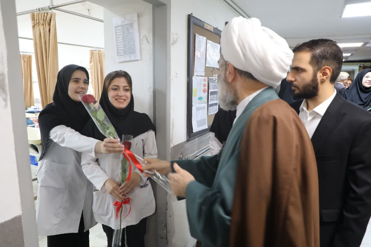 اهدای شاخه گل امام جمعه رشت به پرستاران در بیمارستانهای رازی و دکتر حشمت رشت