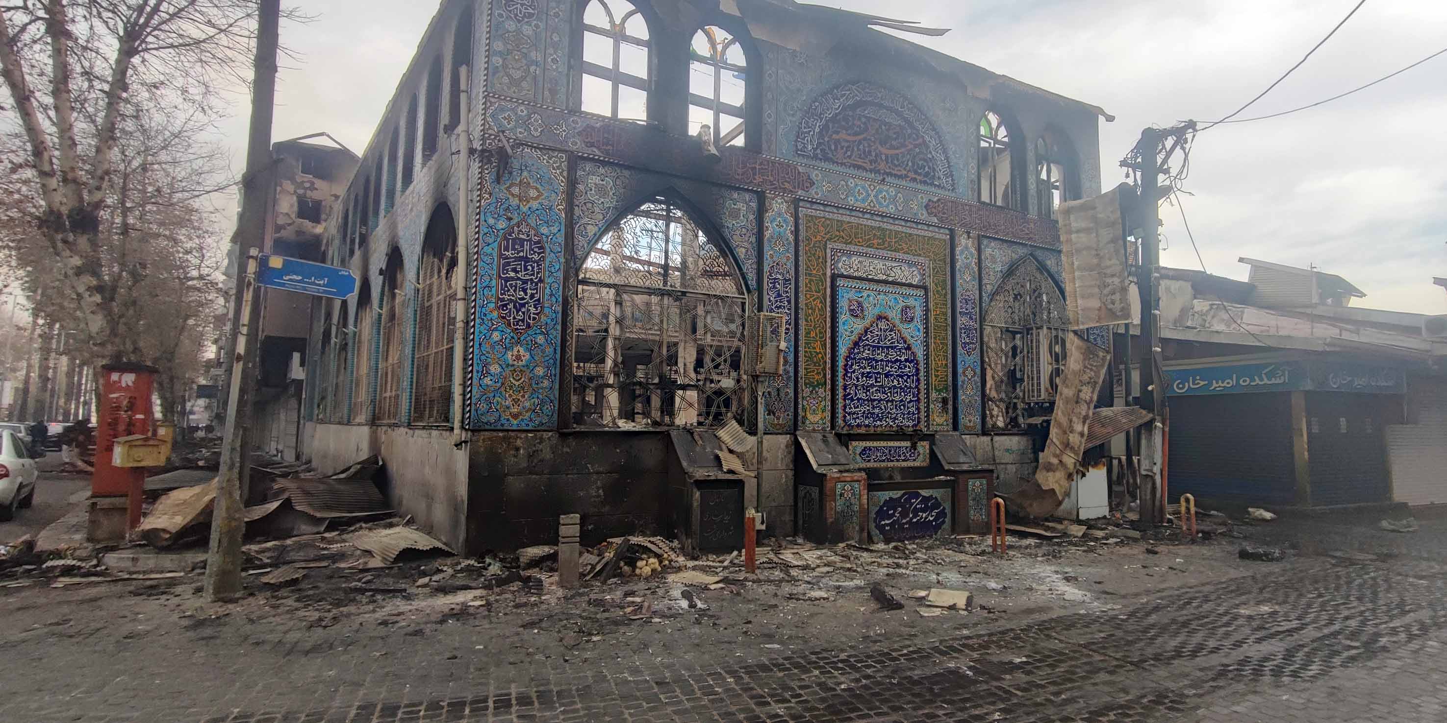 به آتش کشیدن بیش از ۱۳ مسجد ، ۱۱ اداره دولتی و ۱۶ شعبه بانک در رشت