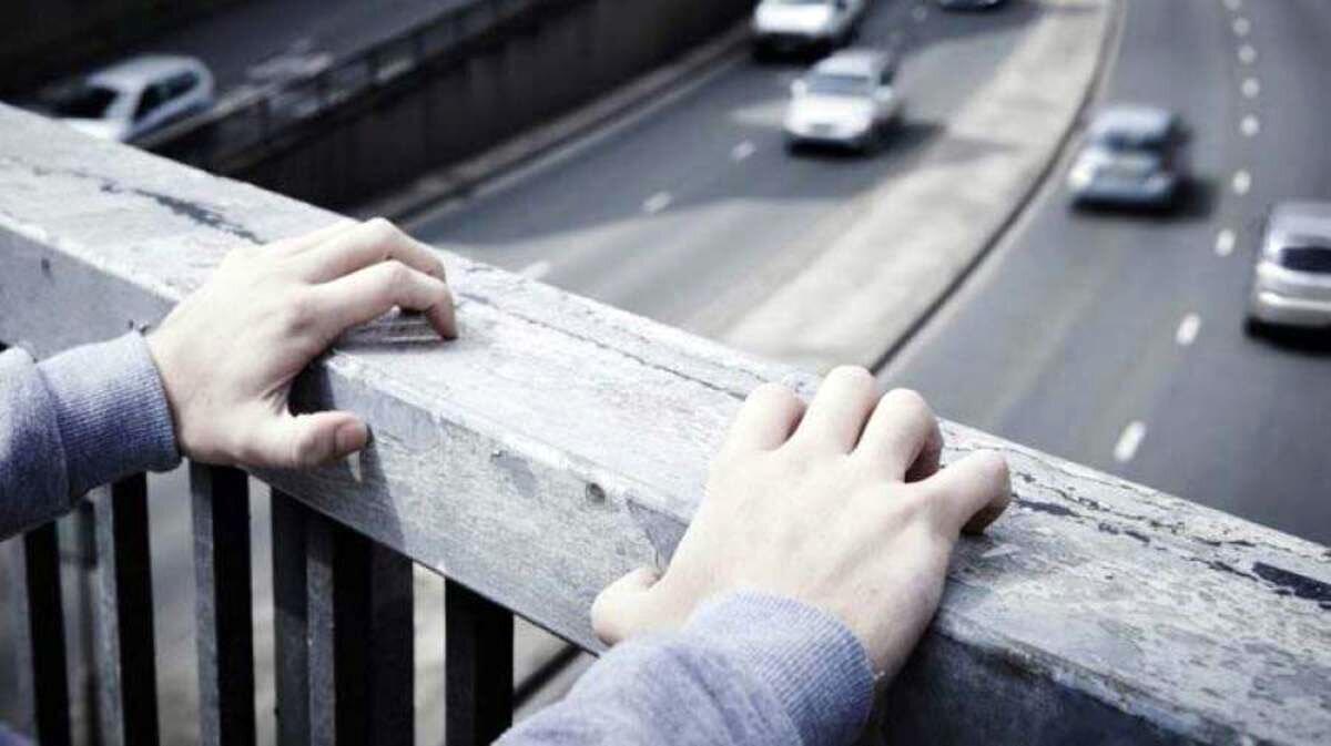 ممانعت از خودکشی دختر ۲۳ ساله توسط پلیس رشت