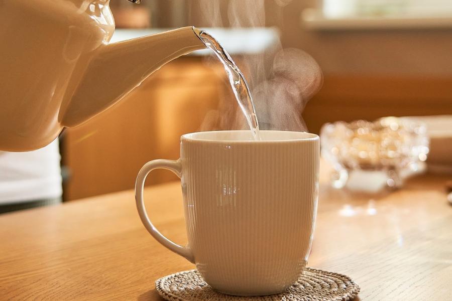 از کاهش وزن تا آرامش اعصاب؛ ۱۲ دلیل علمی برای نوشیدن آب گرم