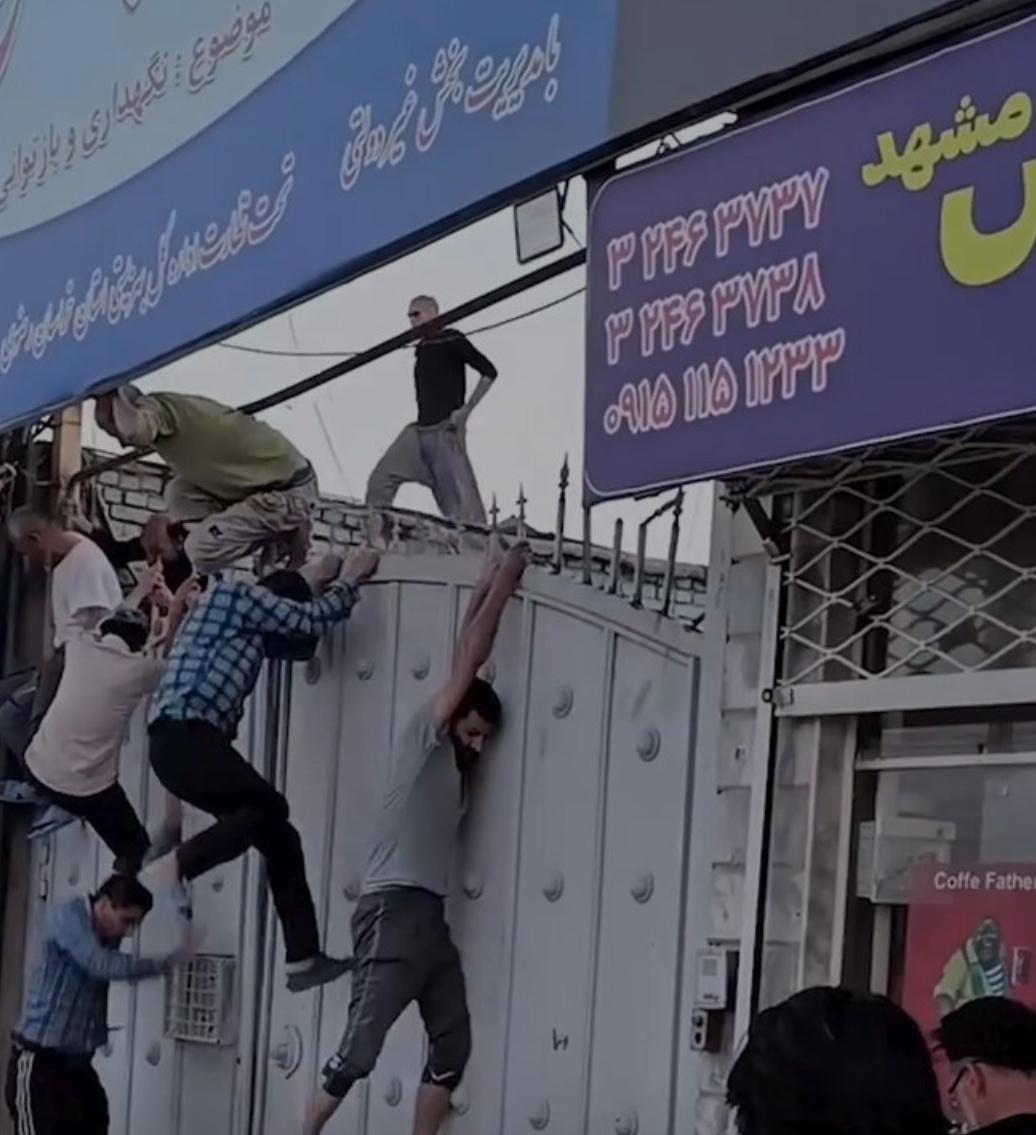 فرار دسته ‌جمعی ۷۰ معتاد متجاهر از کمپ مشهد؛ ۶ نفر بازگردانده شدند + فیلم