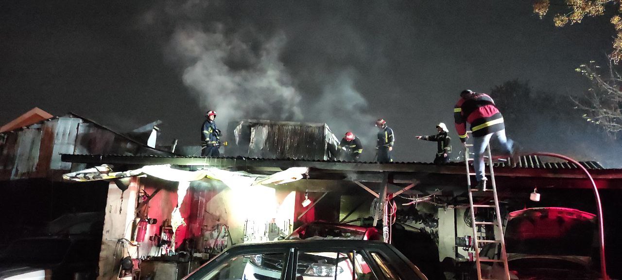 مهار آتش سوزی کارگاه مکانیکی در پل عراق رشت؛ دو خودرو آسیب دید