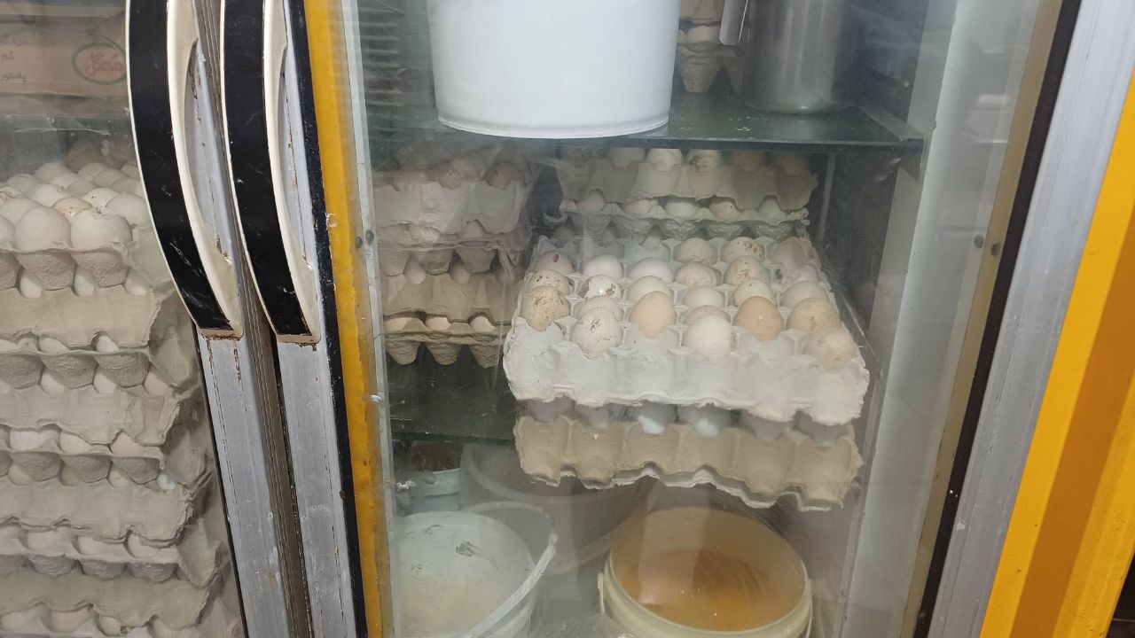کشف کارگاه غیرمجاز قنادی در رشت؛ توقیف بیش از ۱۰۰ کیلوگرم مواد غذایی غیرقابل مصرف