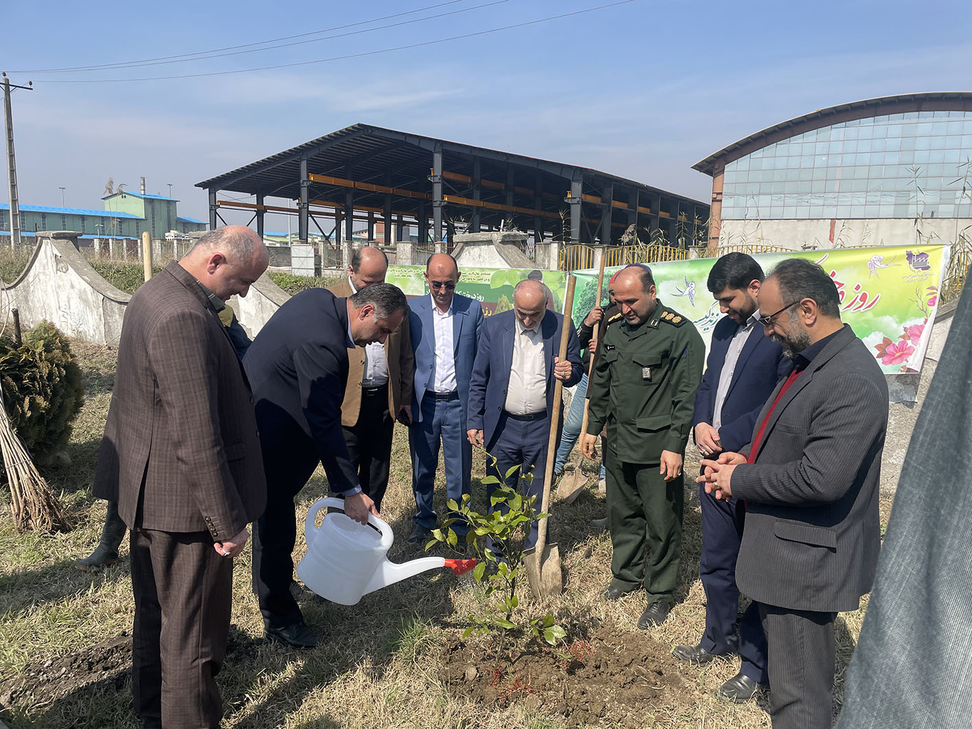 غرس نهال در شهرک صنعتی سفید رود رشت