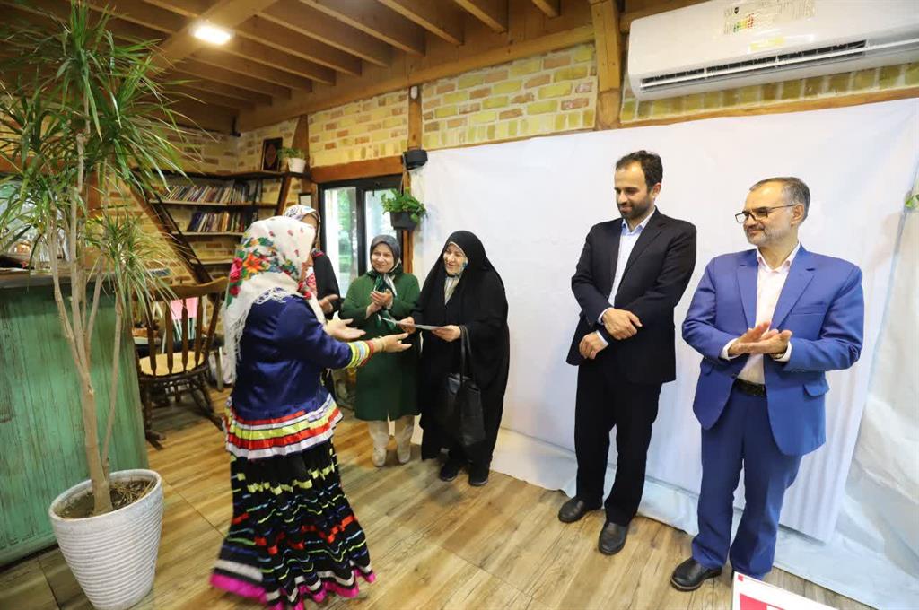 تجلیل از بانوان سرپرست خانواده بازارچه «گیل بانو» رشت