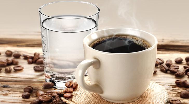 چرا بهتر است قبل از قهوه یک لیوان آب بنوشیم؟