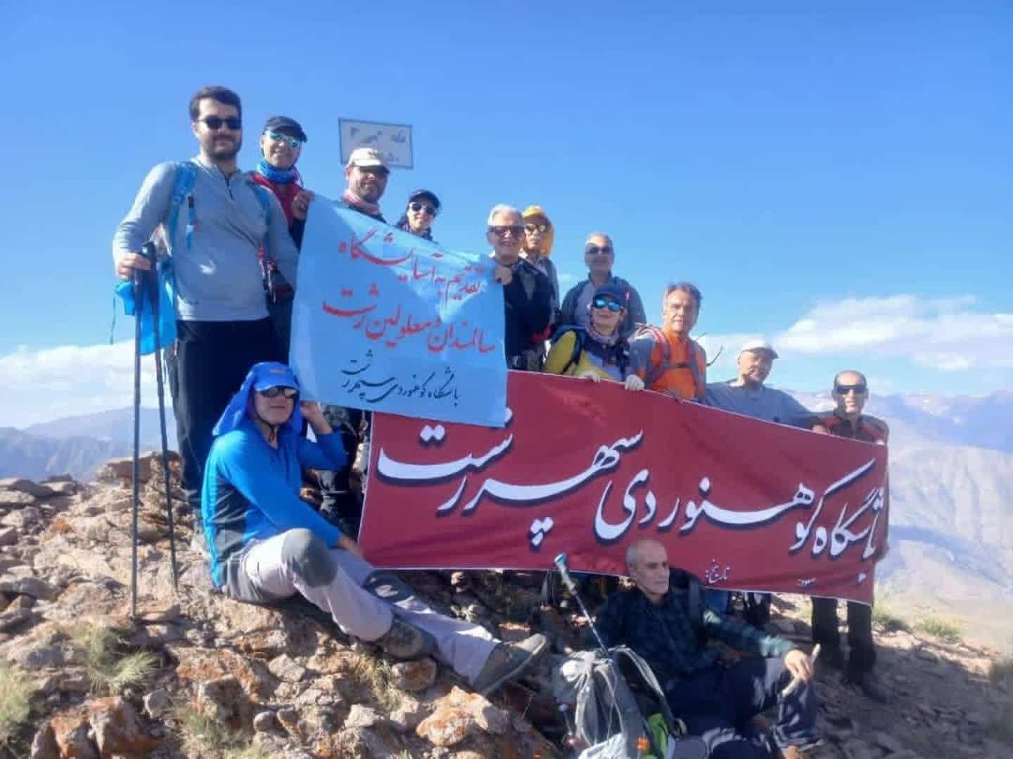 کوهنوردان سپهر رشت صعود به قله الموت را به مددجویان آسایشگاه معلولین و سالمندان اهدا کردند