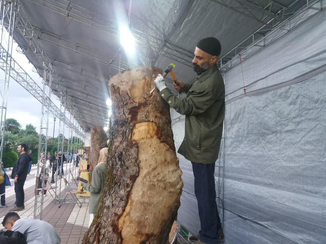 نخستین جشنواره مجسمه‌های چوبی لاهیجان آغاز بکار کرد