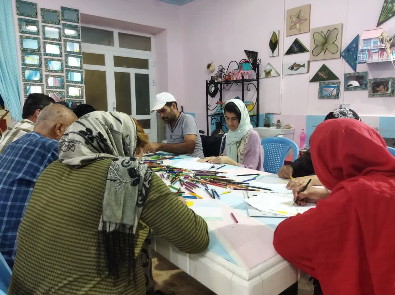 برپایی نمایشگاه دائمی صنایع دستی مددجویان در آسایشگاه معلولین و سالمندان رشت + تصاویر