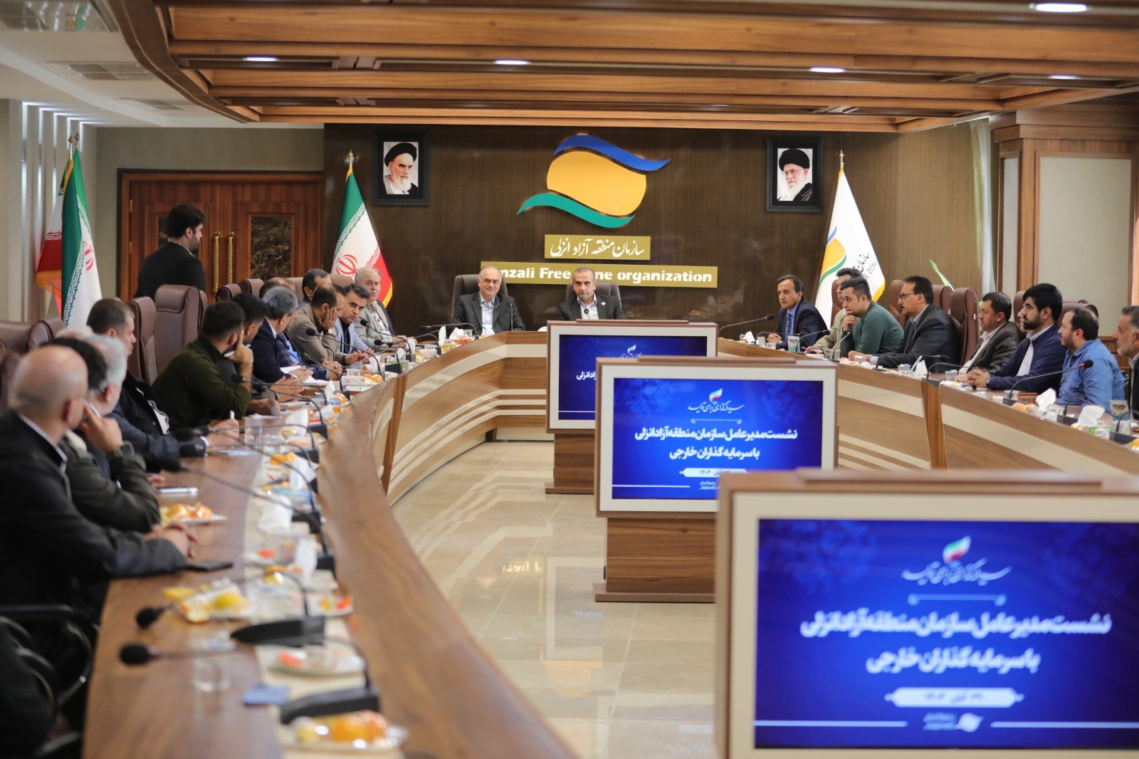 نشست مدیرعامل سازمان منطقه آزاد انزلی با سرمایه‌گذاران خارجی