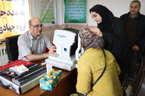 اجراي طرح بينايي سنجي براي مددجويان كميته امداد گیلان