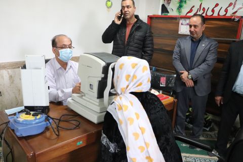 اجراي طرح بينايي سنجي براي مددجويان كميته امداد گیلان