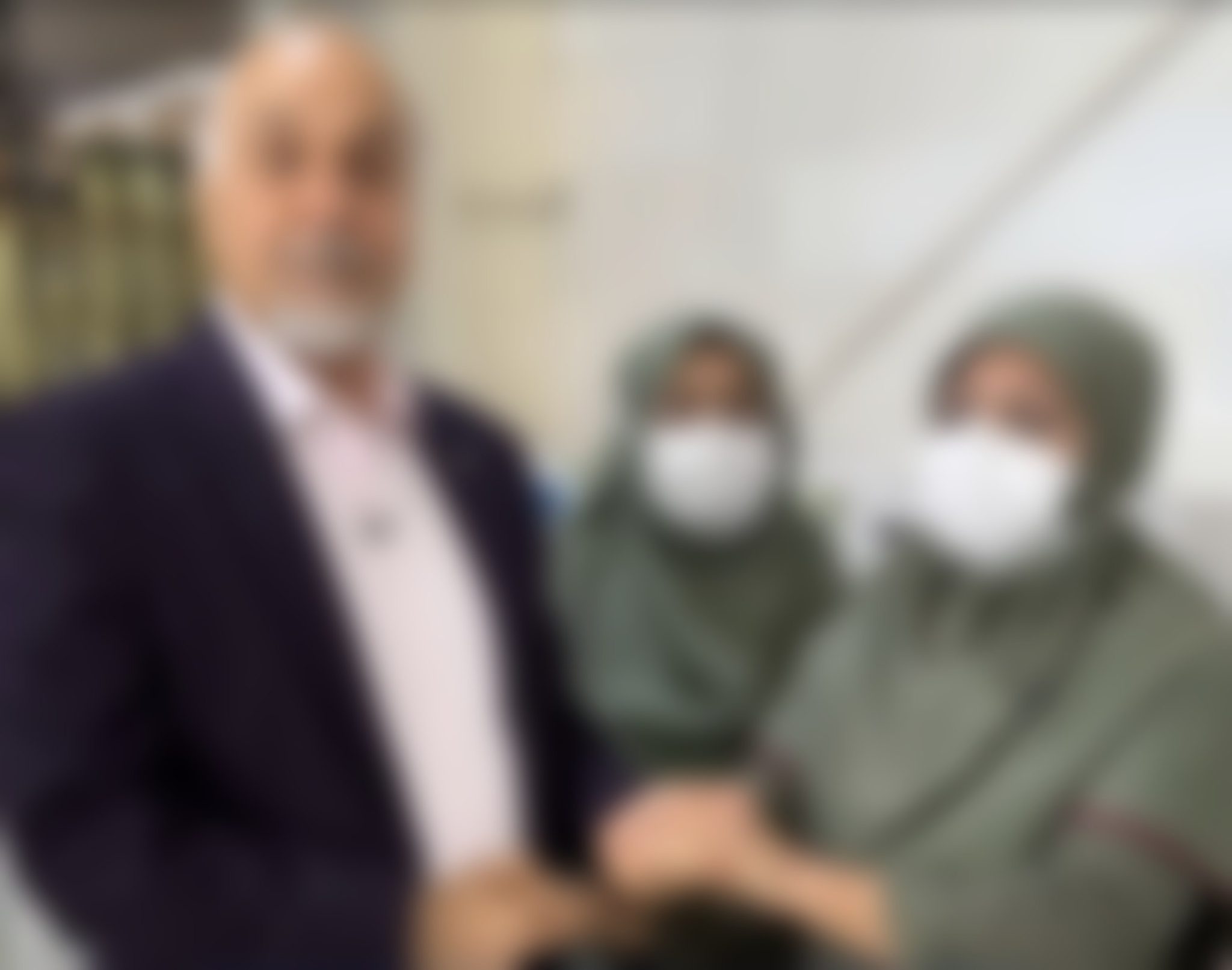 احضار یک کارآفرین برجسته به دادسرای مشهد به دلیل بوسه بر دستان کارگر زن!
