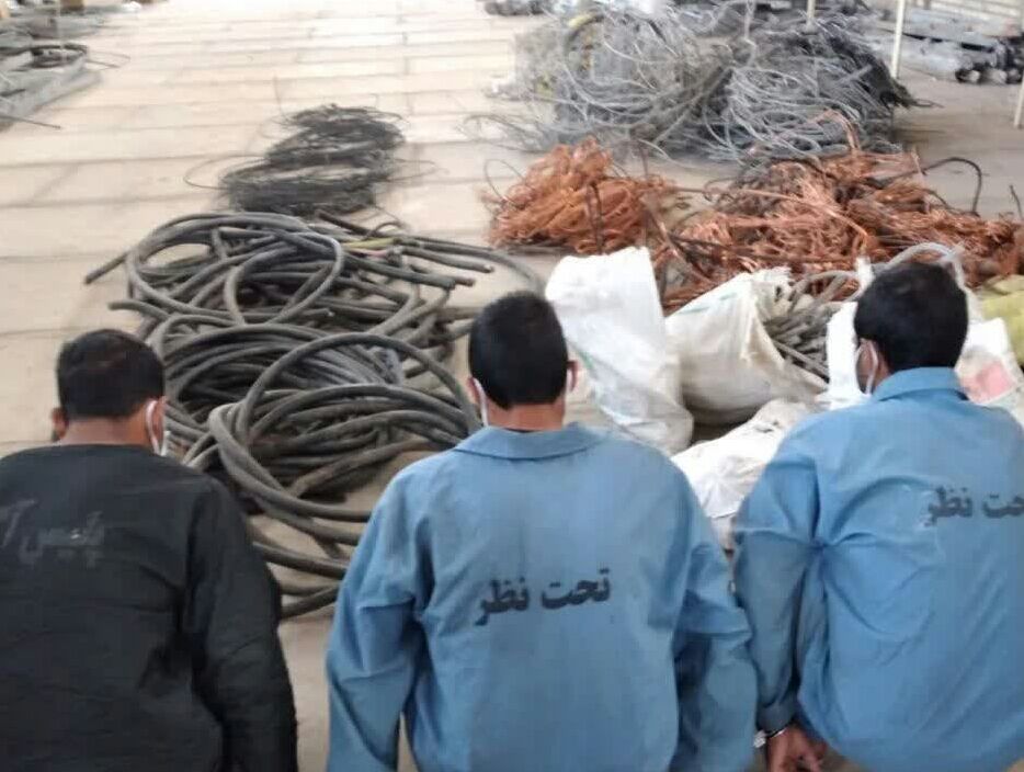 
	زمین‌گیری باند سارقان کابل برق در رشت
