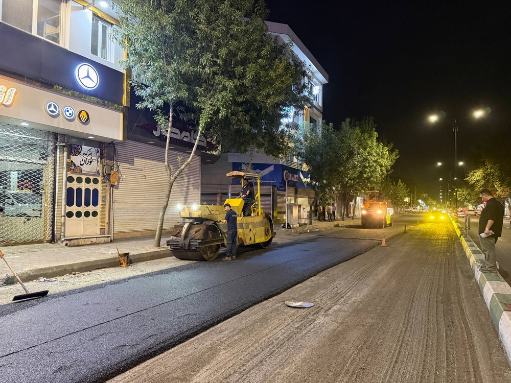 بهسازی خیابان شهدای رشت با اجرای روکش آسفالت در مسیر تقاطع جانبازان