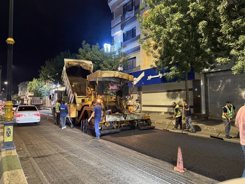 بهسازی خیابان شهدای رشت با اجرای روکش آسفالت در مسیر تقاطع جانبازان