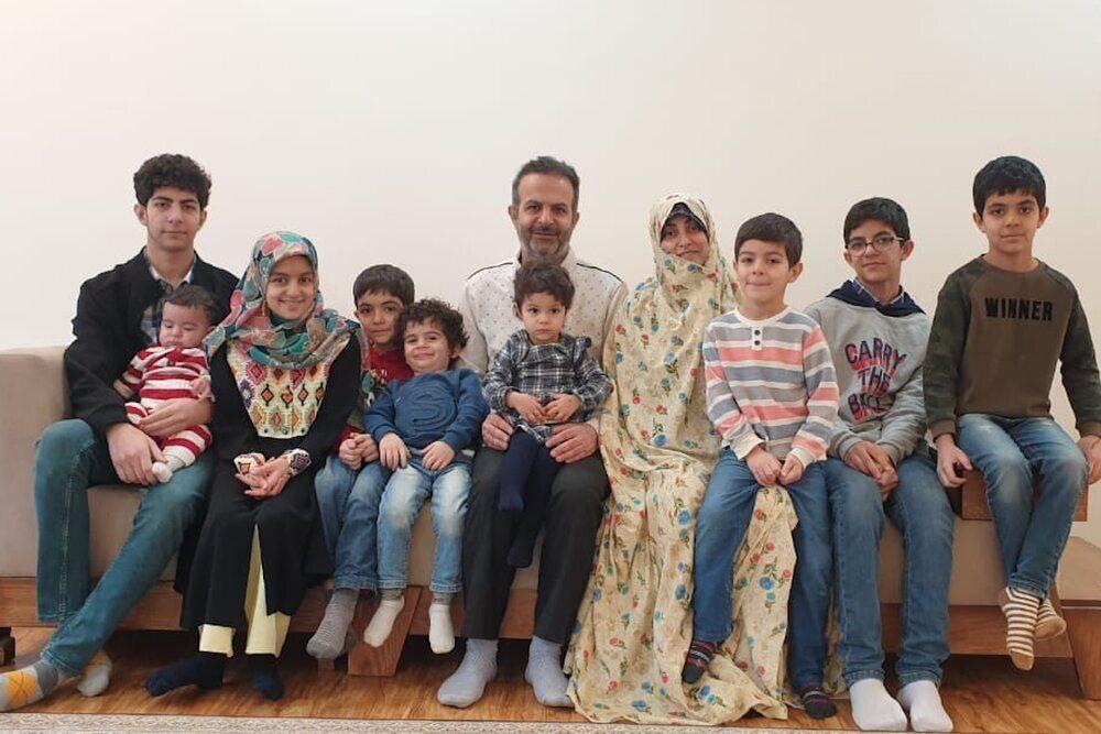 بلاگر فرزند‌ آوری با ۱۰ فرزندش به عمان مهاجرت کرد