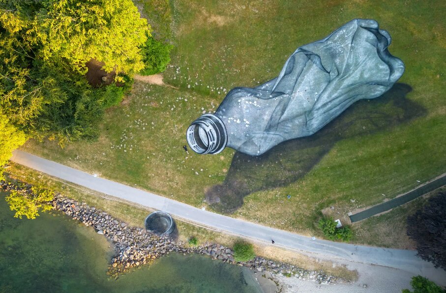 نقاشی سه بعدی بسیار بزرگ از زباله های رها شده روی چمن اثر یک هنرمند فرانسوی