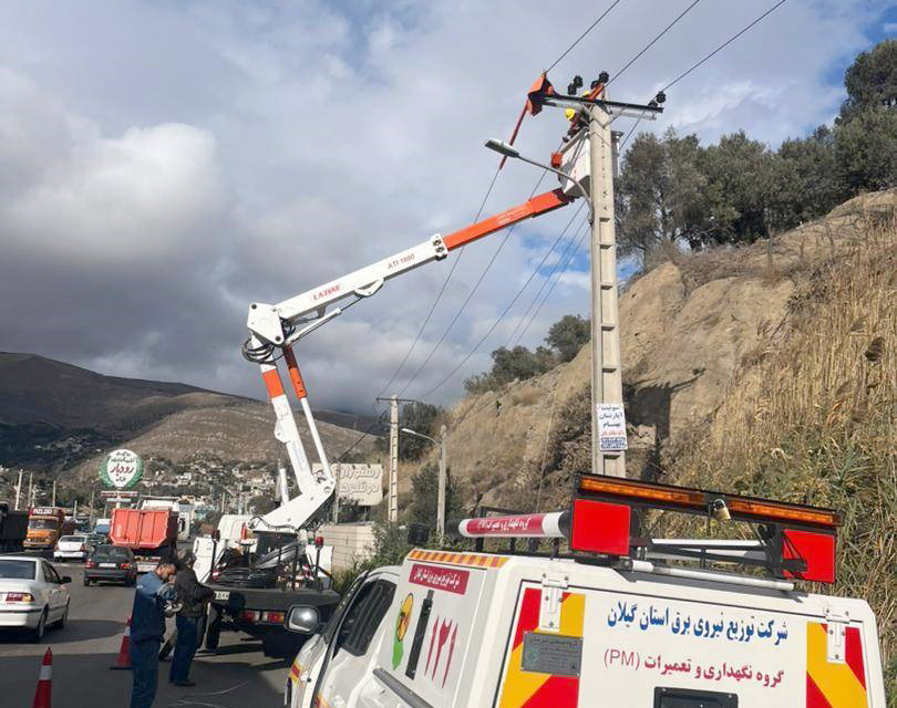  آغاز تعمیرات گسترده فیدرهای ۲۰ كیلوولت رودبار با روش خط گرم 