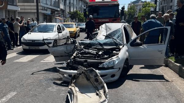 برخورد شدید سواری با کامیون در رشت/ نجات معجزه آسای دختر نوجوان از خودروی مچاله شده