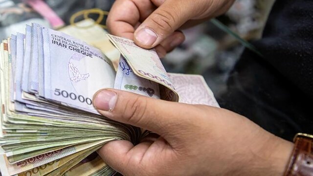 بازنگری دستمزد کارگران، منوط به افزایش حقوق کارمندان است!