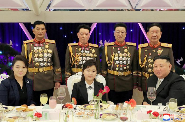 
	رهبر کره شمالی در کنار همسر و دخترش
