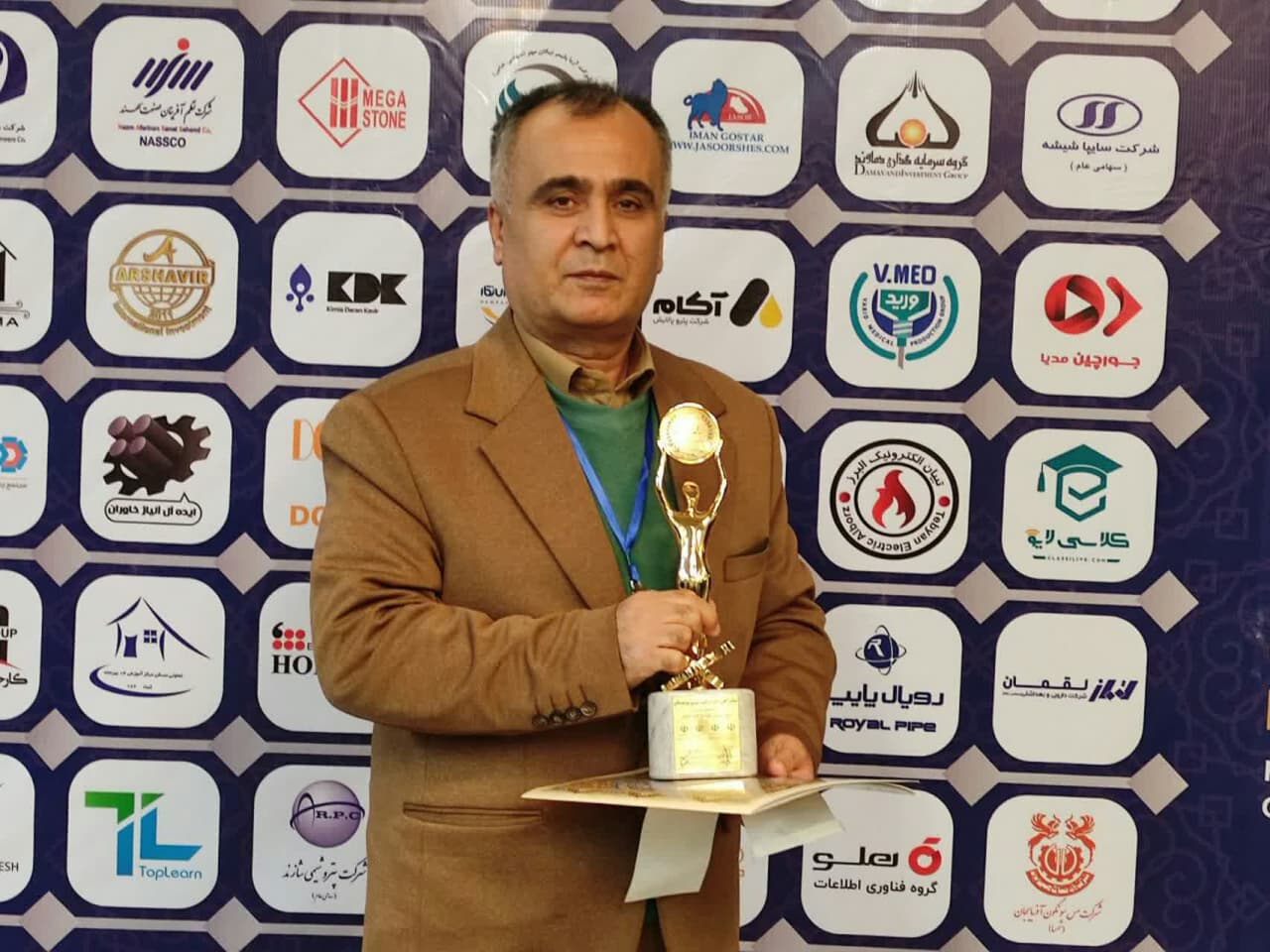  تجلیل از کارآفرین و تولید کننده  گیلانی در سومین کنگره سراسری «برند ملی، اعتماد ملی»