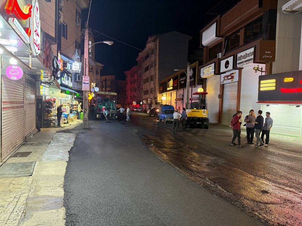 پخش ۲۰۰۰ تن آسفالت در ۶ محور اصلی شهر طی یک شب