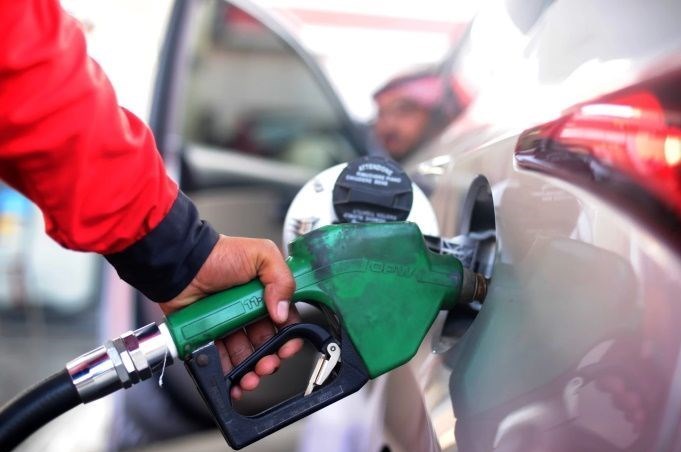 رد شایعات افزایش قیمت بنزین/ شوک درمانی نمی‌کنیم