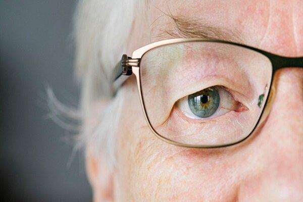 پیر چشمی چیست و چه زمانی بروز می‌کند؟