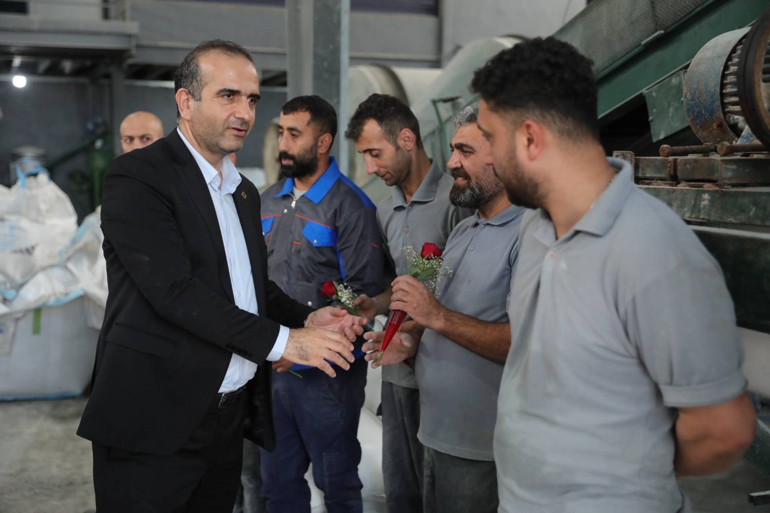رویکرد متفاوت منطقه آزاد انزلی در تجلیل از کارگران؛ از گفت‌وگو تا تقدیر در دل خطوط تولید + تصاویر