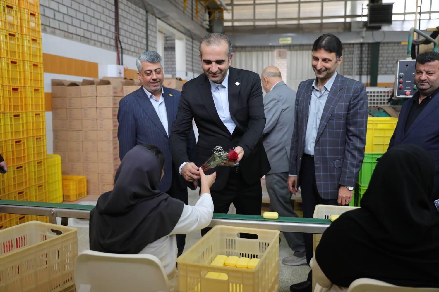 رویکرد متفاوت منطقه آزاد انزلی در تجلیل از کارگران؛ از گفت‌وگو تا تقدیر در دل خطوط تولید + تصاویر