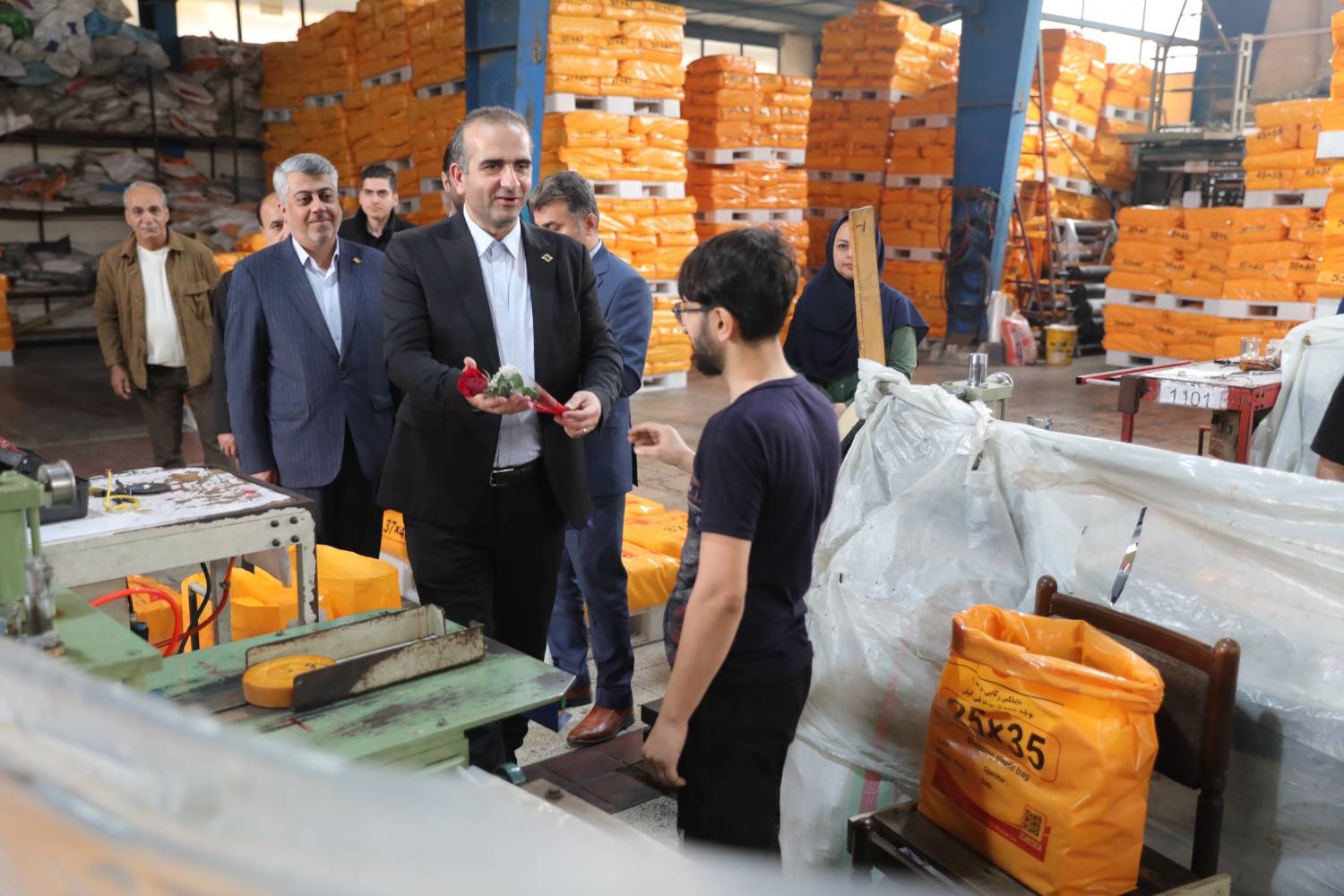 رویکرد متفاوت منطقه آزاد انزلی در تجلیل از کارگران؛ از گفت‌وگو تا تقدیر در دل خطوط تولید + تصاویر