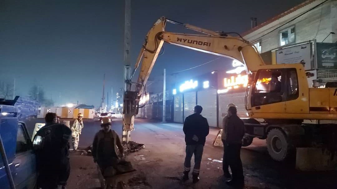 جابجایی شبانه تیرهای برق میدان امام حسین رشت برای افزایش ایمنی