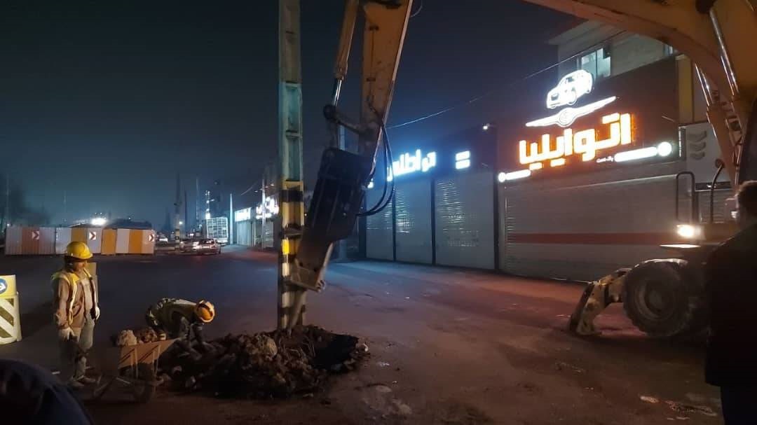 جابجایی شبانه تیرهای برق میدان امام حسین رشت برای افزایش ایمنی