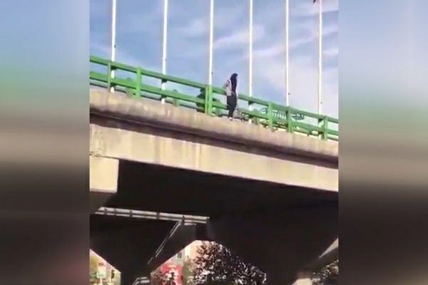 جلوگیری پلیس از خودکشی دختر جوان روی پل یخسازی رشت