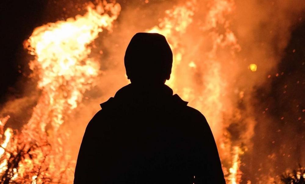 پلیس مانع خود سوزی مرد جوان در نمایشگاه خودرو شد