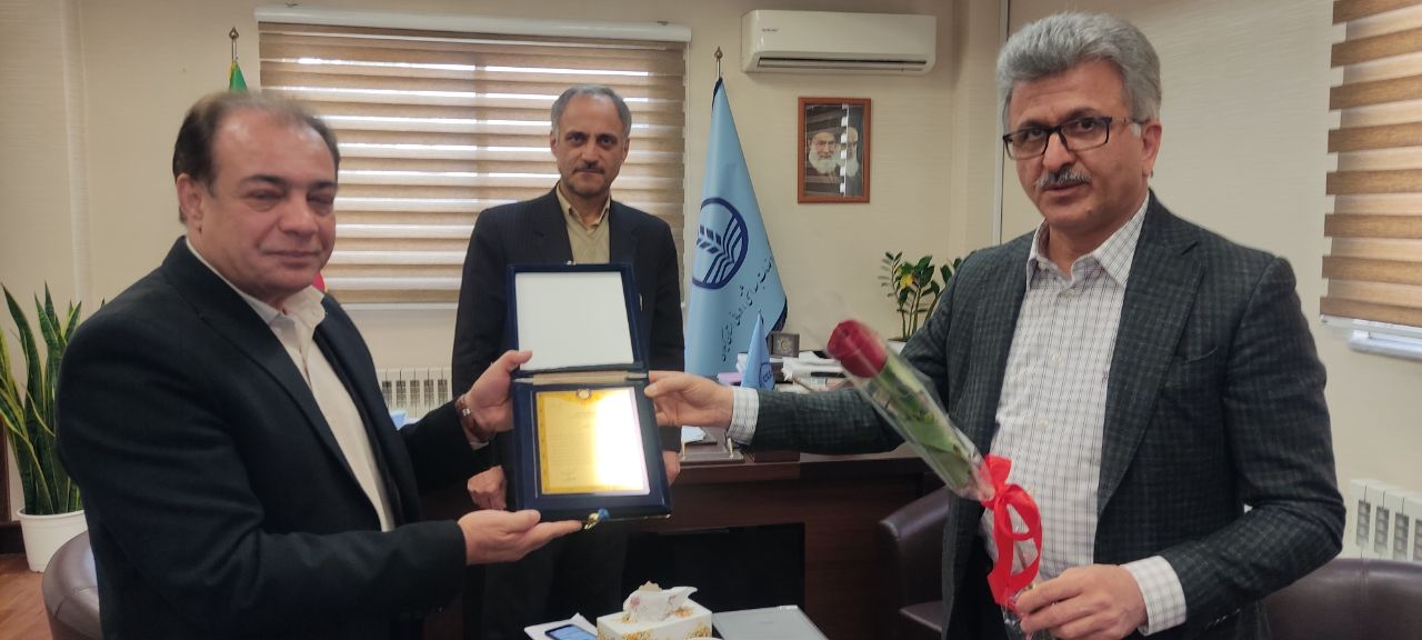 
	تقدیر معاون حقوقی و امور مجلس وزارت بهداشت از مدیر حقوقی دانشگاه علوم پزشکی گیلان

