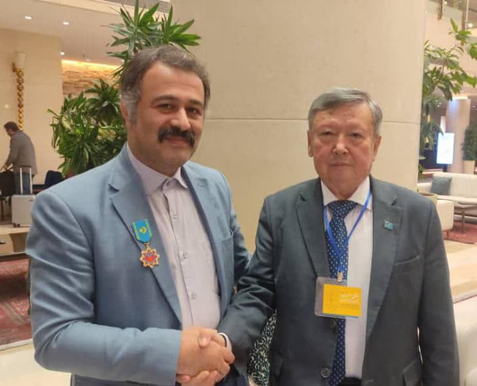 نشان طلای «۵۶۰ سالگی خان‌نشین قزاق» به شاعر و نویسنده ایرانی اهدا شد