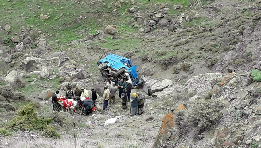 سقوط نیسان به دره در جاده آستارا – اردبیل؛ مرگ مادر و سه فرزند